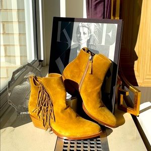 NWOT Sartore tan cow boy boot with fringe.